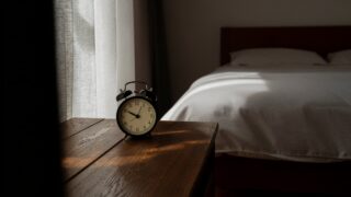 朝、カーテンの木漏れ日